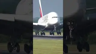 IMPRESIONANTE ATERRIZAJE del AVION COMERCIAL MAS GRANDE DEL MUNDO 😮 #shorts #viajes #avion #airbus