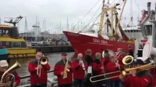 Dweilorkest Dwaarsliggers uit Zuidbroek aan boord van Sleepboot GRUNO IV