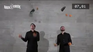 Mix & Trix   Die Cocktailshow   Jonglage mit vier Orangen und einem Cocktailshaker