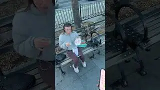 彼女の目が私の注意を引いた