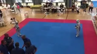 У судей нет своего мнения на соревнованиях по киокусинкай каратэ.The judges have no opinion karate.