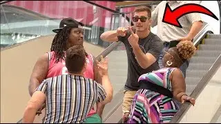 ШУТКА &laquo;СПОР НА ЭСКАЛАТОРЕ&raquo;!!