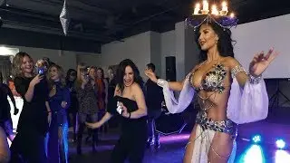 Даже девушка не удержалась и вышла танцевать