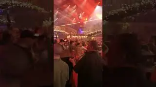 DJ Tom Cosyns draait een stukje Feestteam tijdens Moose bar XXl 2025 in het Sportpaleis.