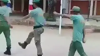 Hansip lucu latihan baris berbasis