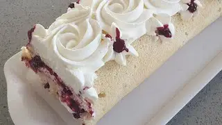 Rulada delicioasă cu cremă de mascarpone și sos de fructe /Swiss roll with mascarpone cream &fruits