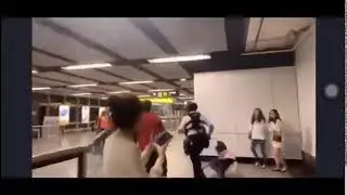 831 香港警察進地鐵亂歐打 4｜ Hong Kong Police Hitting Ppl in the Mtr 4