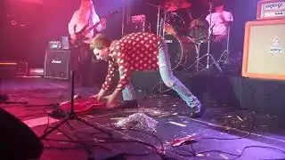 Paranoid Alice guitar smash (live) #Paranoidalice #guitarsmash #smashesguitar