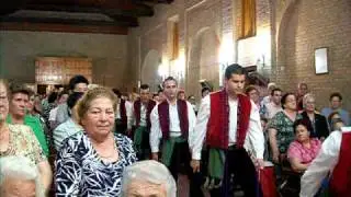 Entra la hermandad.