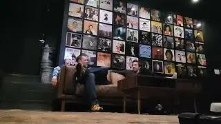Callahan Welsh chill'n @ Hollywood Improv Comedy Club green room background vid on Sat.Dec.10th,2022