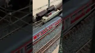 143 RegioExpress und 139 mit Teleskophaubenwagen begegnen sich