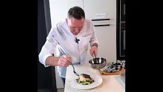 Erik van Loo bakt kabeljauw op de huid
