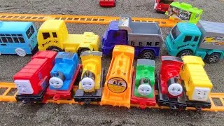 WoOw Kereta Thomas And Friends Di Dorong Lokomotif dari Jalur Rel
