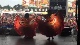 Dona Onete at WOMAD 2015 - Carimbo chamegado - dancers Mariana Pinho and Manuela Benini