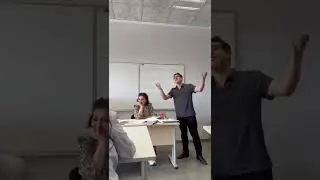 Tələbə ondan k&uuml;sən m&uuml;əllimi &uuml;&ccedil;&uuml;n mahnı oxuyur. #university #music #students