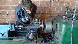 Se quebra nos arruma novamente torno solda e ajuste do rolamento arrumando a rotativa do trator 