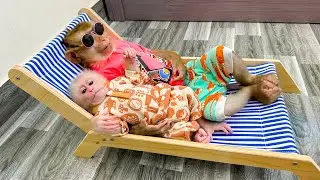 Monkey Kaka and Monkey Kaka are lying on their new bed, they look so cute!