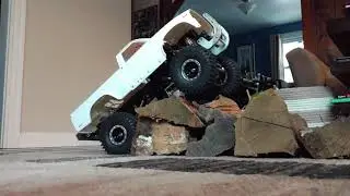 Tamiya Toyota Hilux High Lift crawling test.