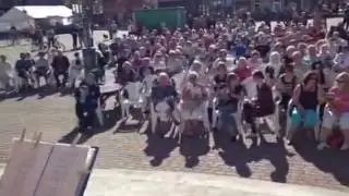 Finnhits-yhteislauluilta Porin torilla