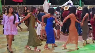 Hermosas mujeres bailando la vivora de la mar 