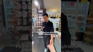 Когда вы берете своего парня с собой за косметикой, это выглядит так: 💅 #макияж#отпуск#пара#комед...