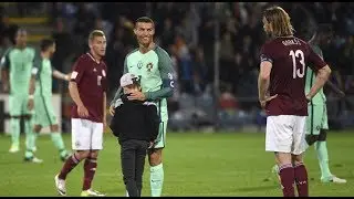 Crian&ccedil;a invade campo para abra&ccedil;ar Cristiano Ronaldo em jogo Portugal 3  X0 Latvia  09/06/2017