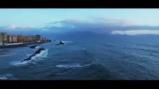 In volo con il drone sul mare