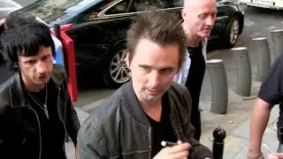 EXCLUSIVE: Matthew Bellamy and girlfriend (running away from cam) in Paris