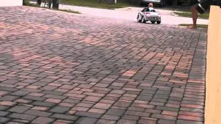 Adam garden jezdzi samochodem