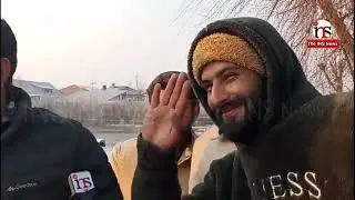 Туристы стекаются к замерзшему озеру Дал в Кашмире в разгар суровой зимы.