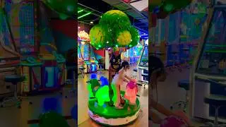 Милая розовая карусель с лошадками на зеленом дереве 🐎 🌳 #карусель #мило