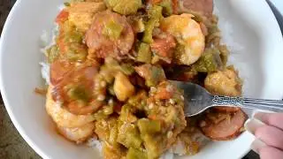 Тушеная бамия с креветками, курицей и колбасками