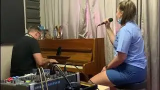 Zani Meiring sing Go easy on me. Pianis: Pierré van Niekerk