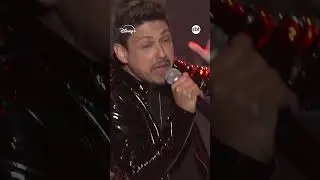 Erik Escobar canta 