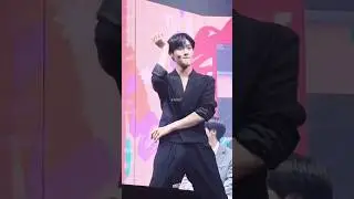 Hyunsuk showing off his BIG talent #HYUNSUK #CIX #FANCAM #KPOP