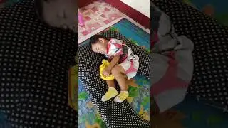 terlelap sambil pegang Chiki ball