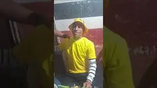 Renato da rua da Gl&oacute;ria.  Comendo 40 no bar de rael do bar