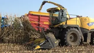 Loonbedrijf Lindeboom aan het mais hakselen met een New Holland FR9050 (2017)