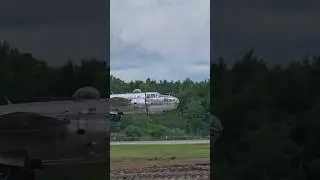 Классический Warbird взлетает с авиашоу в Дулуте.