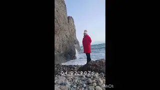 Прогулка по берегу моря, погода сегодня радует солнцем,но холодно и ветер сильный дует. Море бушует.