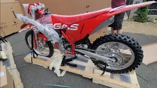 UNCRATING THE 2023 GASGAS MC450 AND SNEAK PEAK INCLUDING THE WORLDS FIRST 2022 HONDA CR500AF