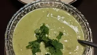 Crema de calabaza con elote y chile ancho