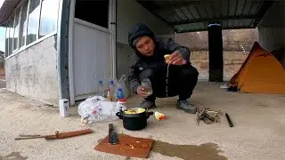 冬季骑行西藏遇极寒天气，露营河边铁皮房，带的蔬菜都冻烂了【追梦人张大飞】