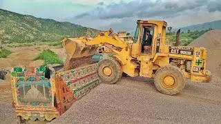 Caterpillar wheel loader 950B is loading dumper with stone crush #caterpillar #dumptruck 