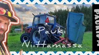 Pajua nurin-Niitt&auml;m&auml;ss&auml;-traktorilla