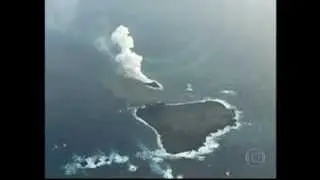 Veja um vulc&atilde;o formando uma ilha em pleno Oceano Pac&iacute;fico