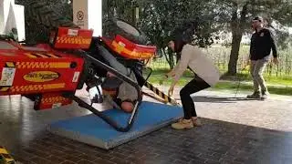 La simulazione perfetta di un capovolgimento con il trattore. Mai guidare senza arco di protezion