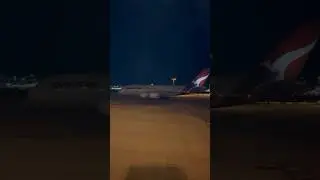 Qantas Airbus A380 | Airline Pilot waves hands
