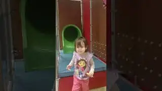 Baby Sophia's F&oslash;rste Gang p&aring; McDonalds Legeplads 🥰