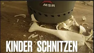 Kinder schnitzen mit dem Taschenmesser einen praktischen Pfannenwender f&uuml;r die Outdoork&uuml;che🪠
